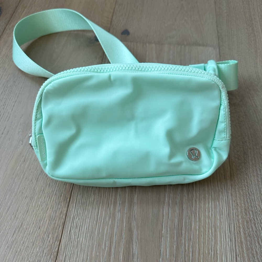 lululemon mint moment everywhere belt bag